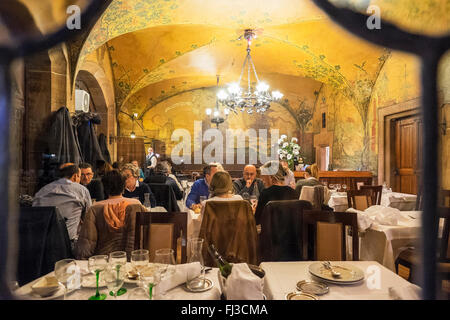 Restaurant Esszimmer, Maison Kammerzell mittelalterliches Haus bei Nacht, Straßburg, Elsass, Frankreich Europa Stockfoto