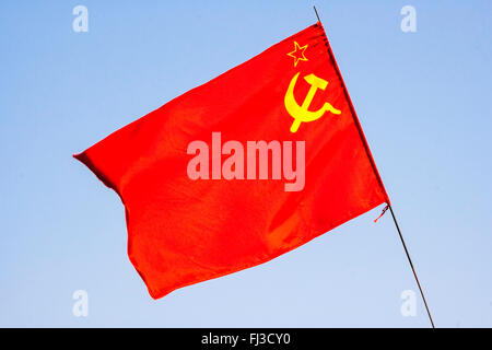 Kommunistische Flagge von Russland, UDSSR, Red Flag, Hammer und Sichel in Gelb, gegen normales blauer Himmel Stockfoto