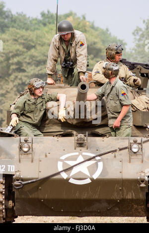 Zweiten Weltkrieg Re-enactment. Us medium Tank M18 Hellcat, mit Besatzung, zwei Revolver, zwei auf Hauptteil am Tank zu sprechen. Vorderansicht. Stockfoto