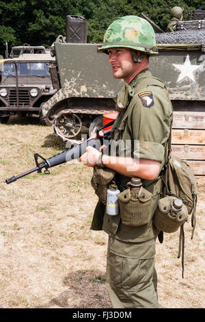Vietnam Krieg Re-enactment. Amerikanischer Soldat auf Wache im Sonnenschein holding M 16 Gewehr, und zwei Kantinen hängen vom Riemen. Stockfoto