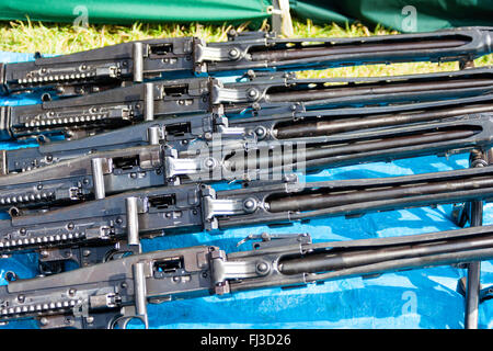 Krieg und Frieden zeigen Marktplatz. Reihe von fünf Deutschen zweiten Weltkrieg MG 42 Maschinengewehren für den Verkauf auf Blue mat. Close Up. Stockfoto