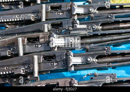 Krieg und Frieden zeigen Marktplatz. Reihe von fünf Deutschen zweiten Weltkrieg MG 42 Maschinengewehren für den Verkauf auf Blue mat. Close Up. Stockfoto