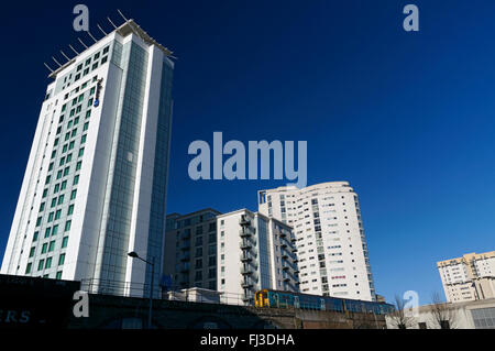 Radisson Blu Hotel mit Bute Street Bridge und Zug, Cardiff, Südwales, UK. Stockfoto