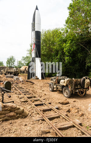 Krieg und Frieden zeigen, England. Weltkrieg zwei Re-enactment. Verlassene schwarze und weiße vertikale V2-Rakete mit kleinen Start gantry überprüft gemalt. Stockfoto