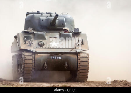 Zweiten Weltkrieg Re-enactment. Amerikanische M4 Sherman Panzer in Richtung Betrachter auf Drehzahl kommen mit viel Staub hinter und Turmluke knöpfbare nach unten. Stockfoto