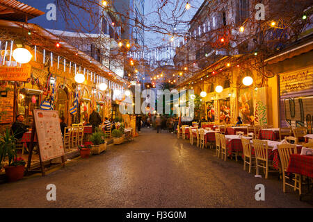 Restaurants und Cafés in Psirri Viertel nahe Heldenplatz, Athen. Stockfoto