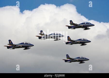 Die italienischen Frecce Tricolori Display Team im Formationsflug auf der RIAT Air Show bei RAF Fairford, Gloucestershire, England, UK Stockfoto