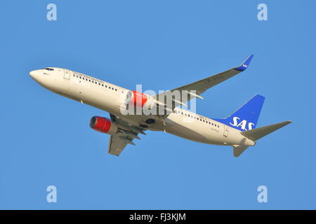 Scandinavian Airlines Boeing 737-800 LN-RGG ausgehend von London Heathrow Airport, Großbritannien Stockfoto