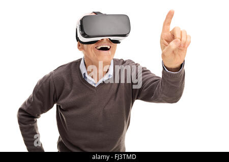 Senior Gentleman erleben virtuellen Realität und erreichen etwas berühren mit dem Finger isoliert auf weißem Hintergrund Stockfoto