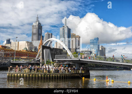 Evan Walker Brücke am Fluss Yarra in Melbourne Stockfoto