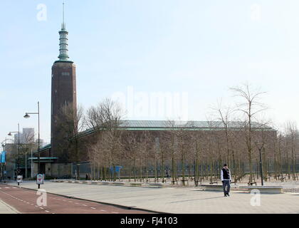 Sonniger Wintertag am Museumspark Quadrat mit Kunstmuseum Boijmans Van Beuningen, Rotterdam, Niederlande. Stockfoto