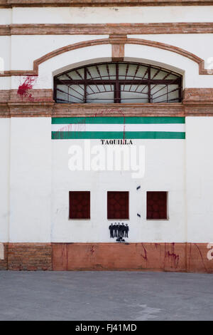 Museumskasse in der Stierkampfarena von Malaga Plaza de Toros, La Malagueta, verschmiert mit roter Farbe, Andalusien, Spanien. Stockfoto