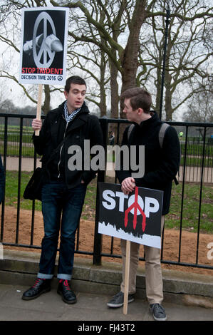 Trident-Demonstration organisiert von CND zu stoppen. Hyde Park. Zwei junge Männer mit Plakaten, die sagen "Stop Dreizack" Stockfoto