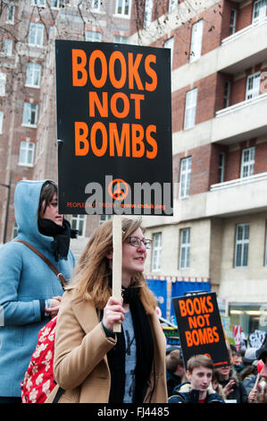 Trident-Demonstration organisiert von CND zu stoppen. Eine Frau hält ein Plakat "Books not Bombs" zu sagen. Stockfoto