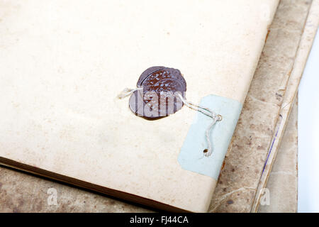 Alten Heft mit der Siegellack-Presse Stockfoto