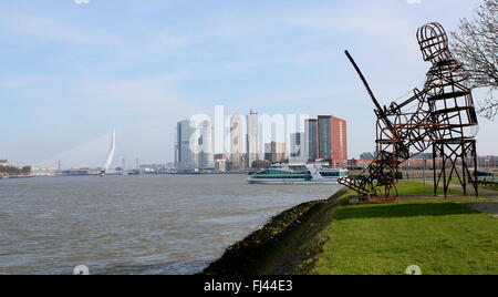 De Visser (The Fisherman - G. Bout - 2007) mit großen eisernen Skulptur im Hintergrund die Skyline von Rotterdam, Niederlande Stockfoto