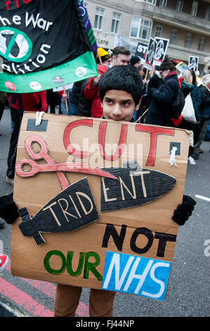 Trident-Demonstration organisiert von CND zu stoppen.  Ein kleiner Junge hält ein hausgemachter Plakat "Cut Trident nicht NHS" zu sagen. Stockfoto