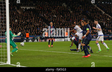 John Obi Mikel ausgleicht für Chelsea in der UEFA Champions League Runde 16 Begegnung zwischen Paris Saint-Germain und Chelsea das Stadion Parc des Princes in Paris. 16. Februar 2016. James Boardman / Tele Bilder + 44 7967 642437 Stockfoto