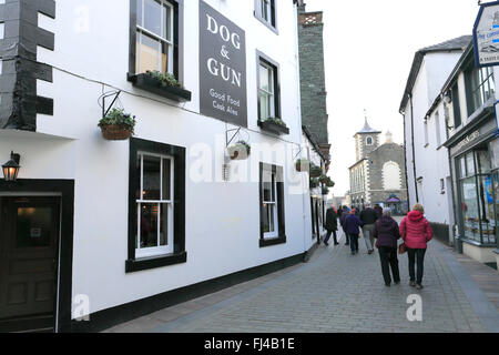 Menschen entlang der Hauptstraße von Keswick Stadt, Lake District National Park, Grafschaft Cumbria, England, UK Stockfoto