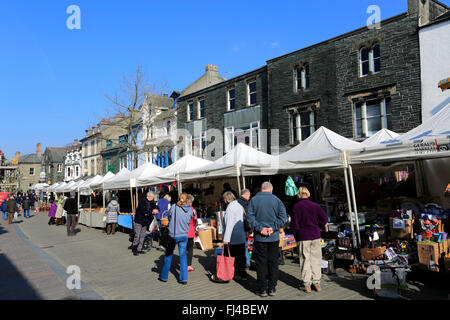 Menschen auf dem Markt, Hauptstraße, Keswick Town, Nationalpark Lake District, Grafschaft Cumbria, England, UK Stockfoto