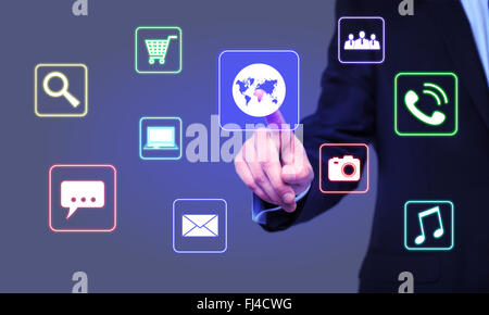 Geschäftsmann, klickt auf das Symbol einer Weltkarte. virtueller Bildschirm Stockfoto