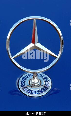 (Dpa) - ein Mercedes-Stern Ornamente der Motorhaube eines Autos, abgebildet auf der Mercedes-Benz Niederlassung in Schwerin, Ostdeutschland, 8. April 2003. DaimlerChrysler bereitet sich auf schwierige Zeiten, aber trotzdem erwartet, die operativen Ergebnisse im Jahr 2003 steigern. Bei der jährlichen Hauptversammlung in Berlin am 9. April sagte DaimlerChrysler rechnet das Unternehmen war noch bis 2002 das bereinigte Ergebnis von 5,8 Milliarden Euro übertreffen, aber die Aufgabe nicht leicht sein würde. Die Mercedes Car Group begann auch heuer wieder mit Umsatz und Ergebnis von Mercedes-Benz, Smart und Maybach Autos entsprechen dem hohen Niveau der Stockfoto