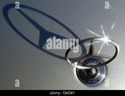 (Dpa) - ein Mercedes-Stern Ornamente der Motorhaube eines Autos, abgebildet auf der Mercedes-Benz Niederlassung in Magdeburg, Ostdeutschland, 4. Februar 2003. DaimlerChrysler, die fünfte - weltgrößten Autobauer, vervierfacht Betriebsgewinn nach mehr als im Jahr 2002, die Firma sagte, 4. Februar 2003. Gruppe das operative Ergebnis bereinigt um Einmaleffekte 5,8 Milliarden Euro gegenüber 1,34 Milliarden Euro im Jahr 2001 gestellt wurden. Der Gesamtumsatz im Jahr 2002 sank um 2 Prozent auf 149,6 Milliarden Euro. Das Unternehmen sagt, dass es weitere Details zu den Geschäftszahlen auf seiner Jahrespressekonferenz am 20. Februar präsentieren Stockfoto