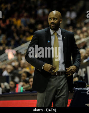 Berkeley, CA, USA. 28. Februar 2016. Kalifornien Cheftrainer Cuonzoc Martin bei der NCAA Männer Basketball-Spiel zwischen den USC Trojans und die California Golden Bears 87-65 gewinnen bei Hass Pavillon Berkeley Kalifornien Thurman James/CSM/Alamy Live News Stockfoto