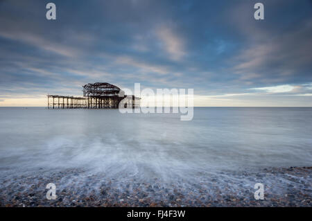 West-Pier in Brighton, im Morgengrauen mit Exposition Meer und rosa Streifen am Himmel. Stockfoto