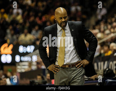 Berkeley, CA, USA. 28. Februar 2016. Kalifornien Cheftrainer Cuonzoc Martin bei der NCAA Männer Basketball-Spiel zwischen den USC Trojans und die California Golden Bears 87-65 gewinnen bei Hass Pavillon Berkeley Kalifornien Thurman James/CSM/Alamy Live News Stockfoto