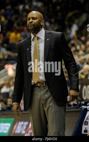 Berkeley, CA, USA. 28. Februar 2016. Kalifornien Cheftrainer Cuonzoc Martin bei der NCAA Männer Basketball-Spiel zwischen den USC Trojans und die California Golden Bears 87-65 gewinnen bei Hass Pavillon Berkeley Kalifornien Thurman James/CSM/Alamy Live News Stockfoto