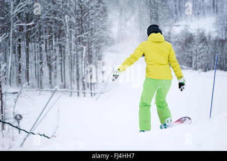 Snowboarder Reiten auf Hintergrund herrlicher Berglandschaft Stockfoto