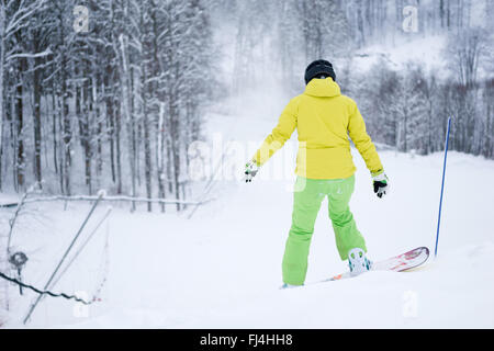 Snowboarder Reiten auf Hintergrund herrlicher Berglandschaft Stockfoto