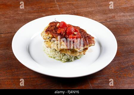 Fried Chicken Rippen und Reis mit Tomatensauce Stockfoto