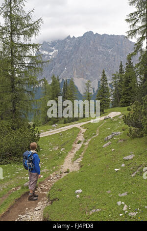 Wanderer mit Blick auf das Zugspitzmassiv aus der Nähe von seebensee, über ehrwald, österreichische Alpen, Österreich. Stockfoto