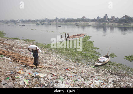 Bangladeshi Mann entladen waren vom Boot auf dem Fluss Buriganga, Dhaka, Bangladesh. Flusses Buriganga ist eines der am stärksten verschmutzten und biologisch tot Fluss der Welt. 29. Februar 2016. © Suvra Kanti Das/ZUMA Draht/Alamy Live-Nachrichten Stockfoto