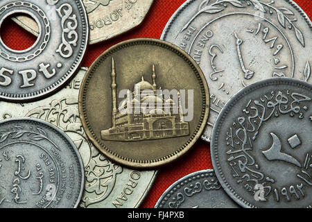 Münzen von Ägypten. Moschee von Muhammad Ali (Alabaster-Moschee) in Kairo in der ägyptischen 10 Piaster (Qirsh) Münze von 1992 dargestellt. Stockfoto