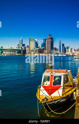 Yacht vor Anker in der Marina in den Docklands, Melbourne Australien Stockfoto