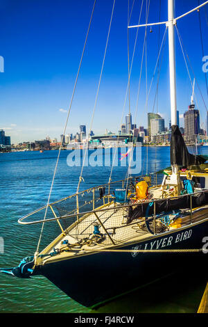 Yacht vor Anker in der Marina in den Docklands, Melbourne Australien Stockfoto