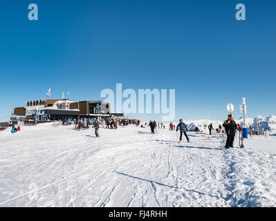 Les Grandes Platieres Restaurant und Gondelbahn Bergstation mit Skifahrer im Le Grand Massif Skigebiet der französischen Alpen. Flaine, Frankreich Stockfoto