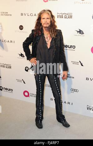 Steven Tyler im Ankunftsbereich für 2016 Elton John AIDS Foundation Academy Awards Viewing Party - Teil 2, West Hollywood Park, Los Angeles, CA 28. Februar 2016. Stockfoto