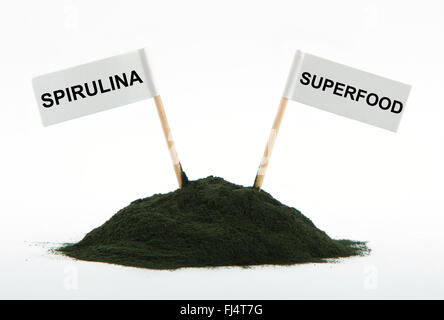 Spirulina Pulver isoliert auf weißem Hintergrund Stockfoto