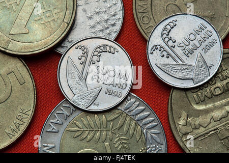 Münzen aus Finnland. Lily Of The Valley (Convallariaarten Majalis) in der finnischen 10-Penni-Münze abgebildet. Stockfoto