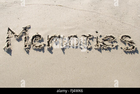 "Erinnerungen" geschrieben am Sandstrand Stockfoto