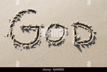 "Gott" geschrieben am Sandstrand Stockfoto