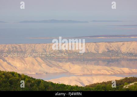 Blick vom Velebit-Gebirge bis zum Adriatischen Meer mit der Insel Pag im Morgenlicht, Kroatien, Pag Stockfoto