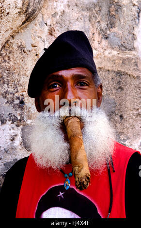 älteren kubanischen mit Vollbart und Baskenmütze eine lange Zigarre rauchend, Porträt, Kuba, La Habana Stockfoto