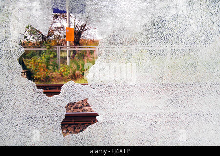 Glasbruch verursacht durch Vandalismus auf dem Bahnhof, Deutschland Stockfoto