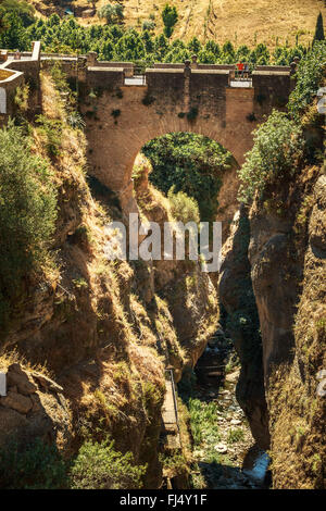 Die Puente Viejo - ist alte Brücke, älteste und kleinste der drei Brücken, die die 120-Meter tiefen Abgrund zu überspannen, der Guadalevin trägt Stockfoto