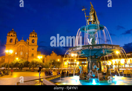 Nacht-Exposition des Brunnens Hauptplatz im Zentrum von Cusco, Peru, Cuzco Stockfoto